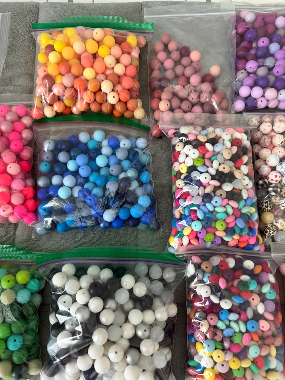 Assortment of silicone beads 15mm and 12mm perfect for crafting - Picture 2 of 16
